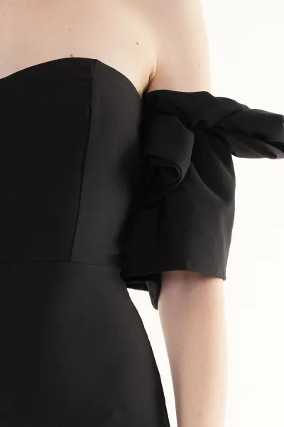 Elegantné večerné šaty s čiernymi ružovými doplnkami od značky Trendyol