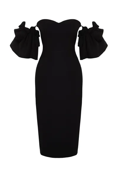 Elegantné večerné šaty s čiernymi ružovými doplnkami od značky Trendyol