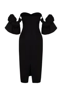 Elegantné večerné šaty s čiernymi ružovými doplnkami od značky Trendyol