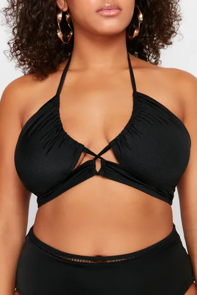 Čierny bikini top s detailom kravaty a zoštíhľujúcim efektom od Trendyol Curve