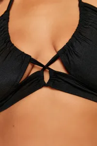 Čierny bikini top s detailom kravaty a zoštíhľujúcim efektom od Trendyol Curve