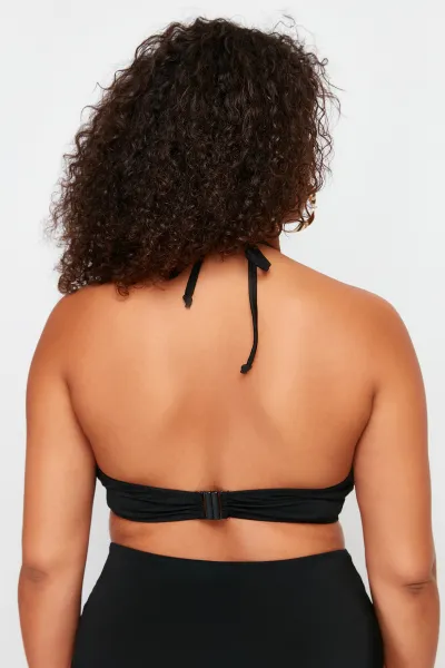 Čierny bikini top s detailom kravaty a zoštíhľujúcim efektom od Trendyol Curve