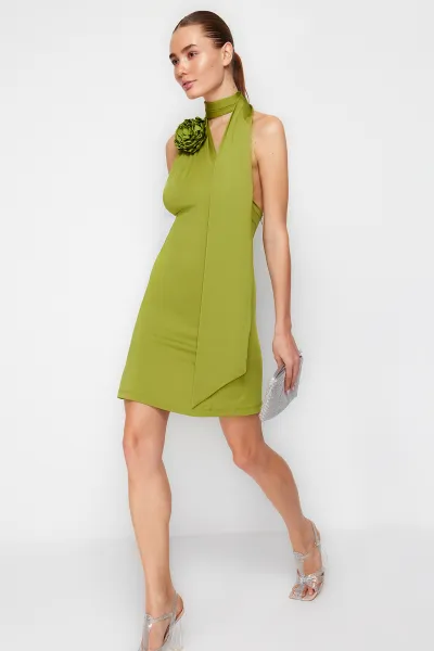 Trendyol Olejovo Zelené Priliehavé Pletené Šaty s Detailom Ruže Elegantné Večerné Šaty