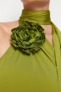 Trendyol Olejovo Zelené Priliehavé Pletené Šaty s Detailom Ruže Elegantné Večerné Šaty