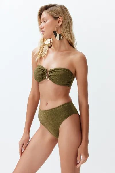 Trendyol trblietavý brazílsky bikiny set s vysokým pásom a vysokými nohavičkami s khaki bezramienkovými doplnkami