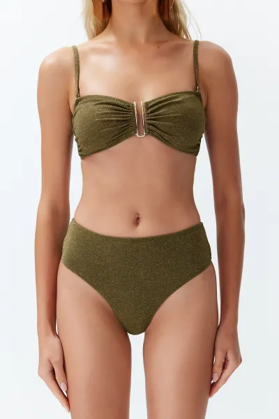 Trendyol trblietavý brazílsky bikiny set s vysokým pásom a vysokými nohavičkami s khaki bezramienkovými doplnkami