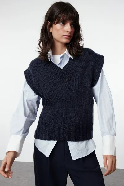 Trendyol Navy Blue Crop Soft Texture Knit Sweater