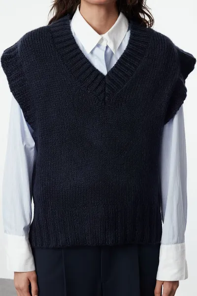 Trendyol Navy Blue Crop Soft Texture Knit Sweater