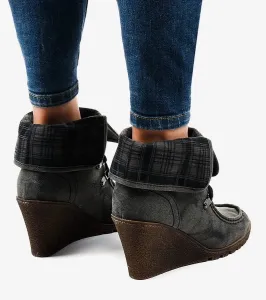 primohurt Pohodlné dámske kožené sandále na kline s elegantným zdobením