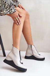 Lacquered wedge ankle boots insulated with D&A light grey