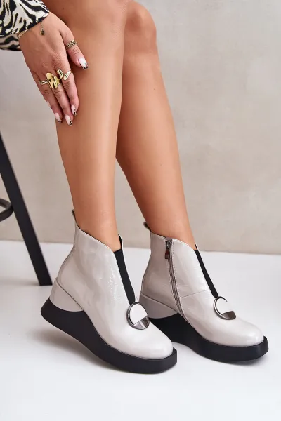 Lacquered wedge ankle boots insulated with D&A light grey