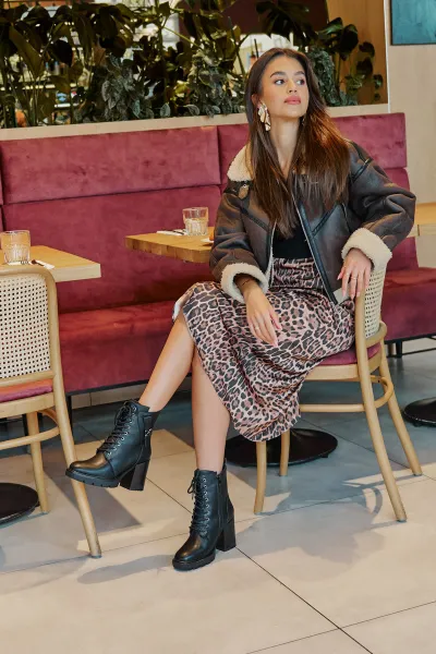 Insulated ankle boots with heels with gold details black Ivarisse