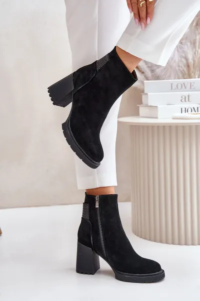Suede ankle boots on heel insulated with D&A black