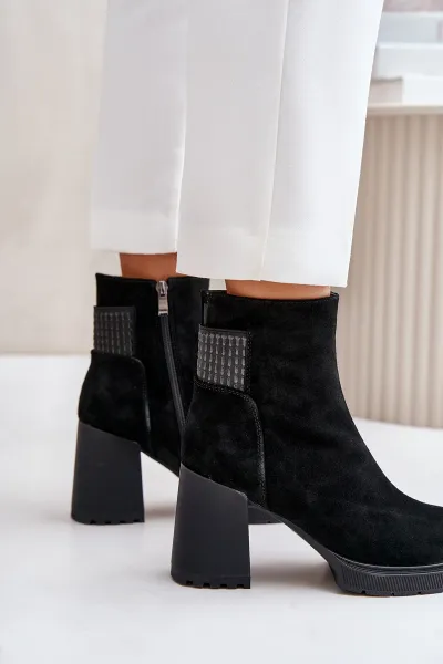 Suede ankle boots on heel insulated with D&A black