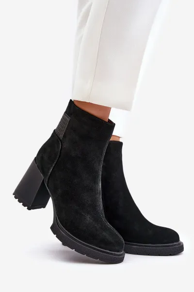 Suede ankle boots on heel insulated with D&A black