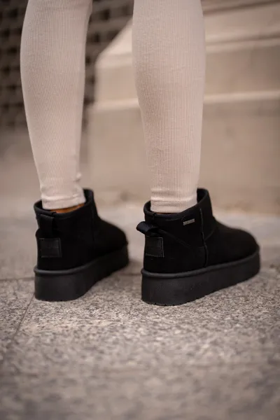 Low Snow Boots on the Big Star Platform Black