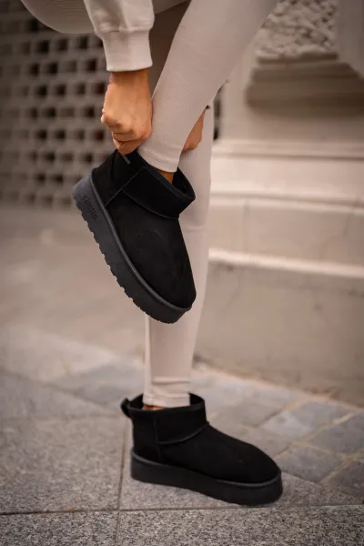 Low Snow Boots on the Big Star Platform Black