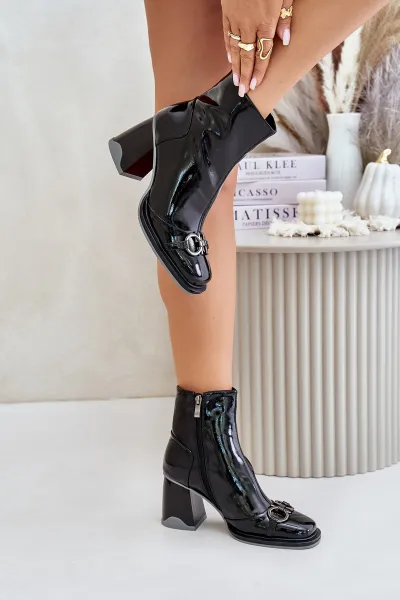 Patent leather ankle boots with heel insulated with D&A decoration black