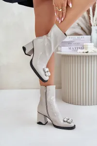 Lacquered women's ankle boots with D&A decoration light grey