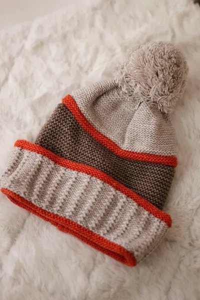 Women's Cap Kinga K297 Beige + Mocca + Red