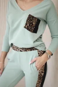 Set with a dark mint panther motif