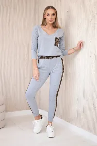 Set with a panther motif in gray color