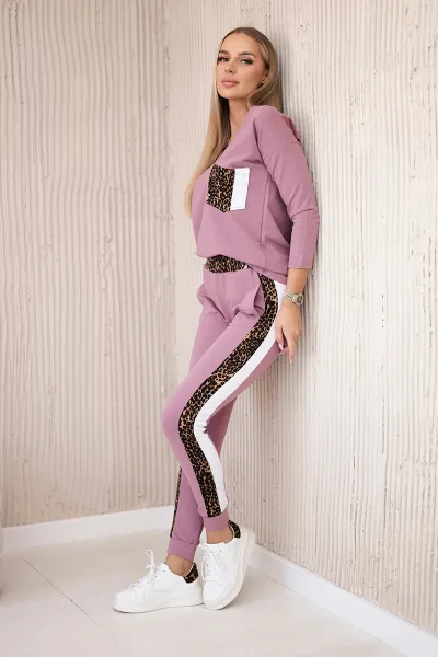 Set with a panther motif, dark pink