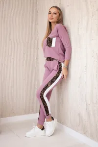 Set with a panther motif, dark pink