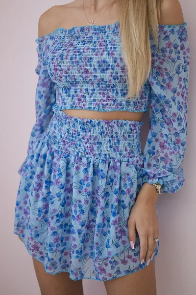 Set with blue flowers
