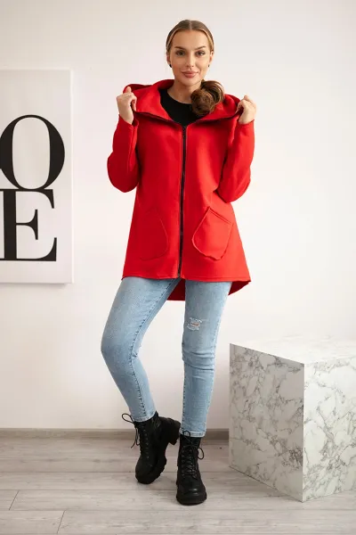 Insulated sweatshirt with a longer back and red pockets