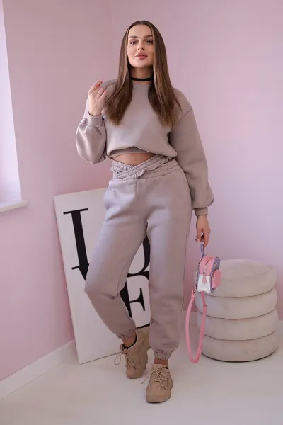 Insulated set with a short sweatshirt in dark beige color
