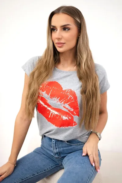 Blouse with gray lip print