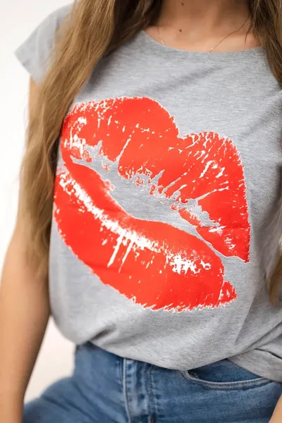 Blouse with gray lip print