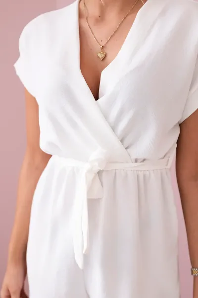 Short jumpsuit with a tie at the ecru waist