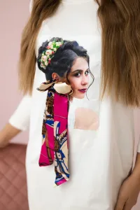 Dress with graphics and a colorful bow 3D ecru