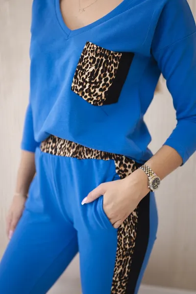 Set with a panther motif purple-blue