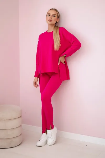 Complete with an oversized blouse in fuchsia color