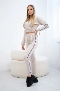 Set with decorative stripes in beige color