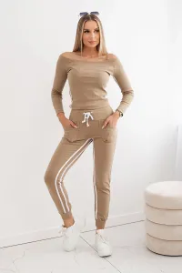 Set with two-stripe camel