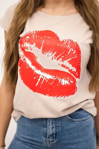 Blouse with beige lip print