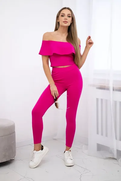 Set with fuchsia ruffle