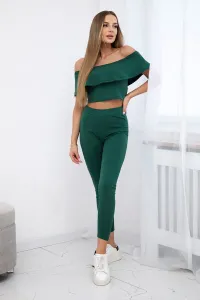 Set with dark green ruffle