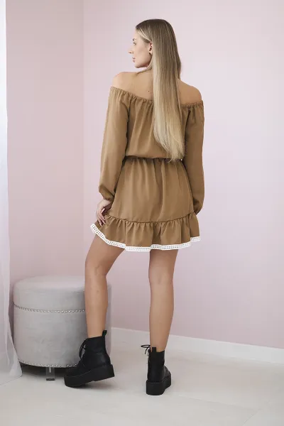 Dress with shoulders and lace camel