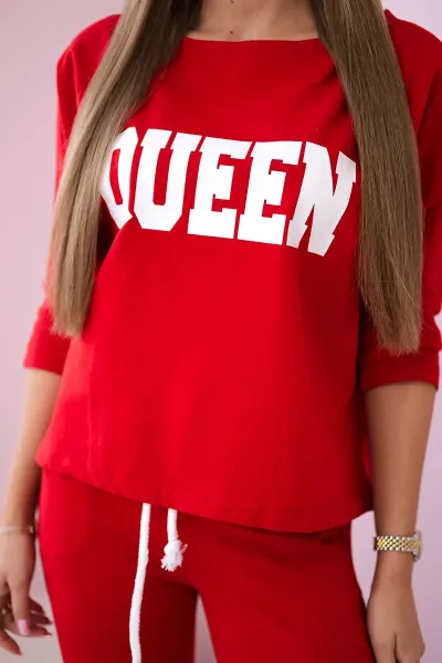 Set with red Queen print