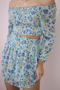 Set with mint flowers