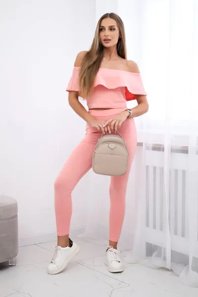 Set with apricot ruffle