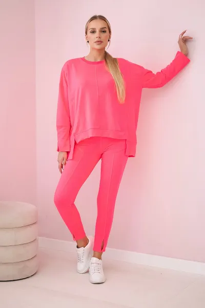 Complete with an oversized blouse in pink neon color