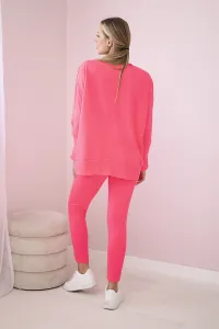 Complete with an oversized blouse in pink neon color