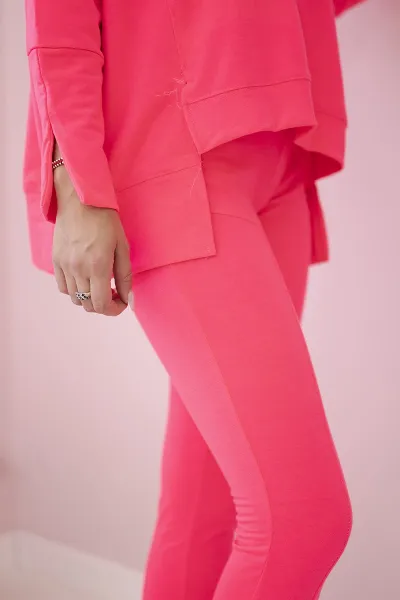 Complete with an oversized blouse in pink neon color