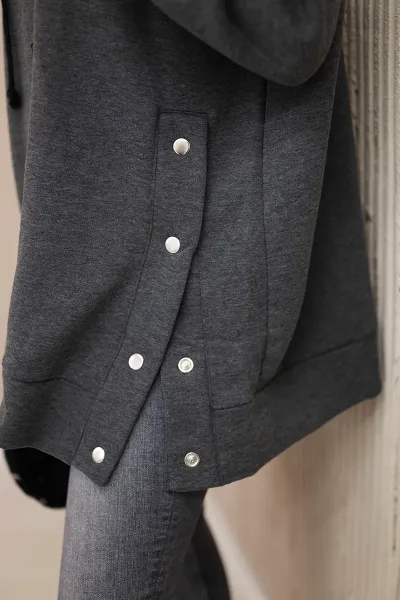 Insulated sweatshirt with grpahit press studs
